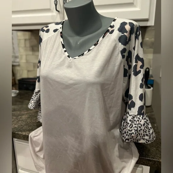 Leopard Print Top With Wide Sleeves - Picture 3 of 4